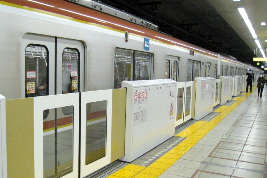 líneas amarillas en el metro de Japón líneas amarillas en el metro de Japón
