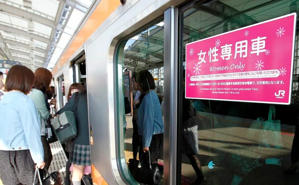 por qué existen vagones para mujeres en Japón