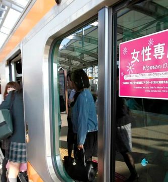 por qué existen vagones para mujeres en Japón
