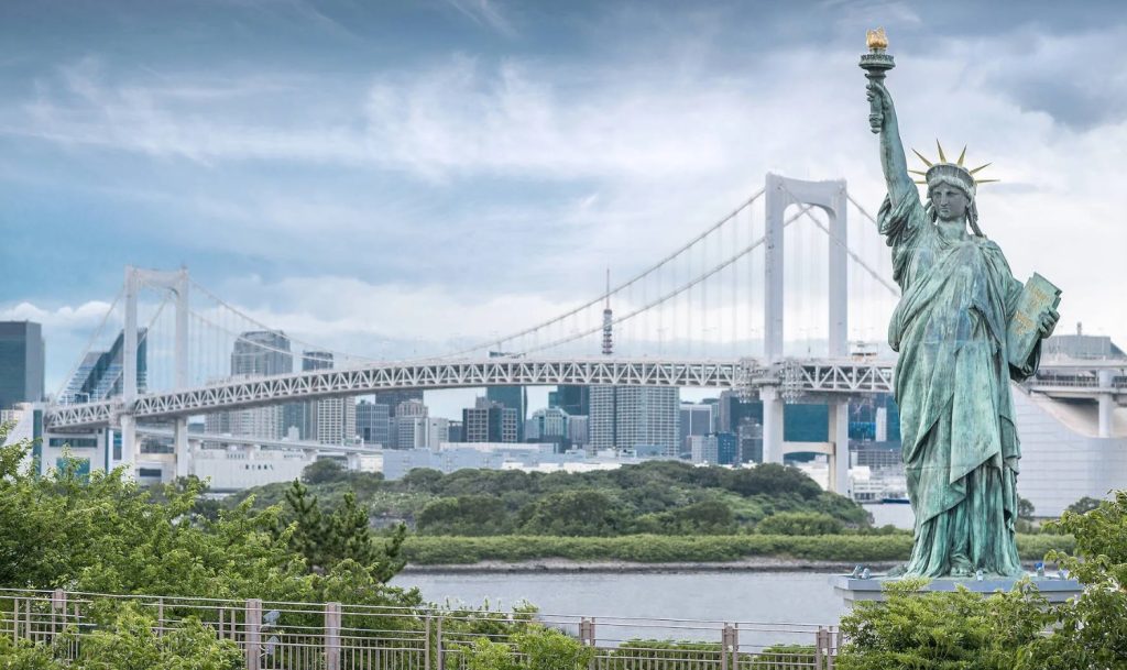 puente arcoiris y estatua de la libertad en tokio