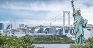 puente arcoiris y estatua de la libertad en tokio