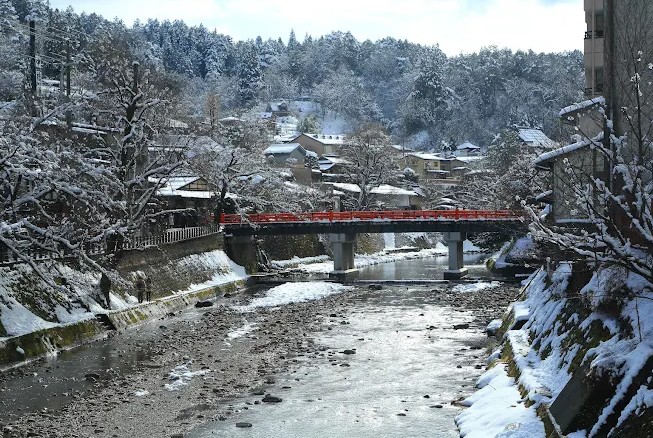puente rojo de takayama japon